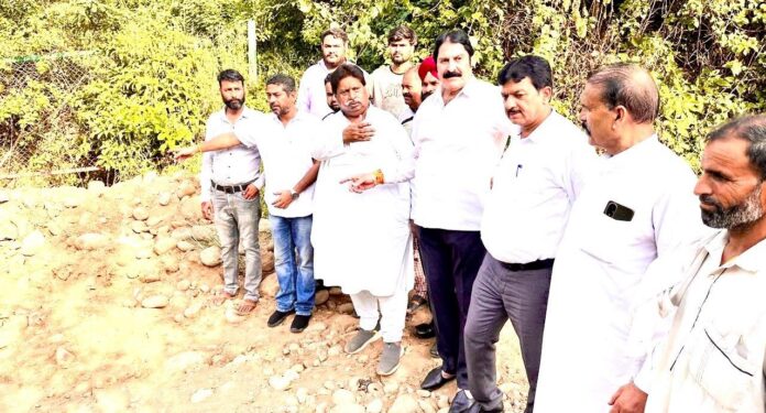 Raman Bhalla and Congress leaders visiting Bagh-e-Bhau