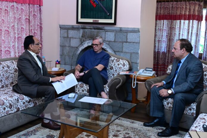 Prof. Harsh Gupta discusses earthquake resilience with CM Omar Abdullah